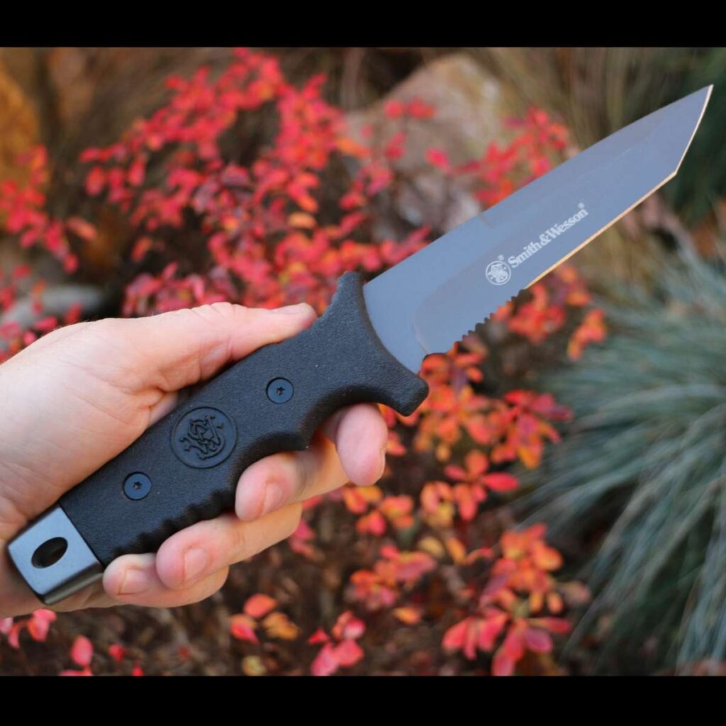 Smith & Wesson Special Ops cutit tactic cu lama cu varf tanto